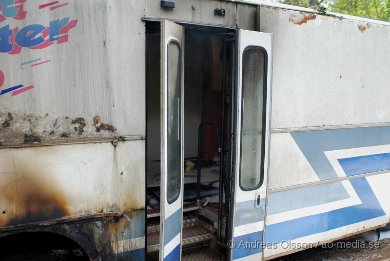 DSC_0008.JPG - Vid kvart i 12 larmades räddningstjänsten från Klippan och Ljungbyhed samt polis till Kolleberga där en bokbuss börjat brinna på en gård. Bussen blev helt utbränd men ingen person ska ha kommit till skada.