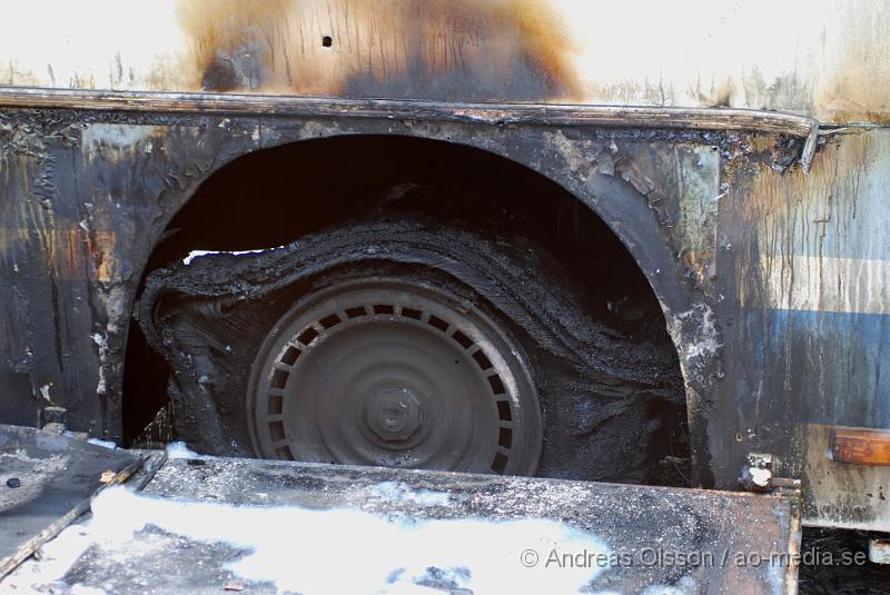 DSC_0010.JPG - Vid kvart i 12 larmades räddningstjänsten från Klippan och Ljungbyhed samt polis till Kolleberga där en bokbuss börjat brinna på en gård. Bussen blev helt utbränd men ingen person ska ha kommit till skada.