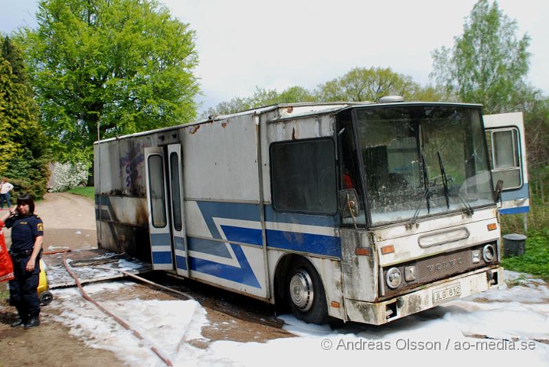 DSC_0012.JPG - Vid kvart i 12 larmades räddningstjänsten från Klippan och Ljungbyhed samt polis till Kolleberga där en bokbuss börjat brinna på en gård. Bussen blev helt utbränd men ingen person ska ha kommit till skada.