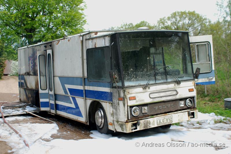 DSC_0014.JPG - Vid kvart i 12 larmades räddningstjänsten från Klippan och Ljungbyhed samt polis till Kolleberga där en bokbuss börjat brinna på en gård. Bussen blev helt utbränd men ingen person ska ha kommit till skada.