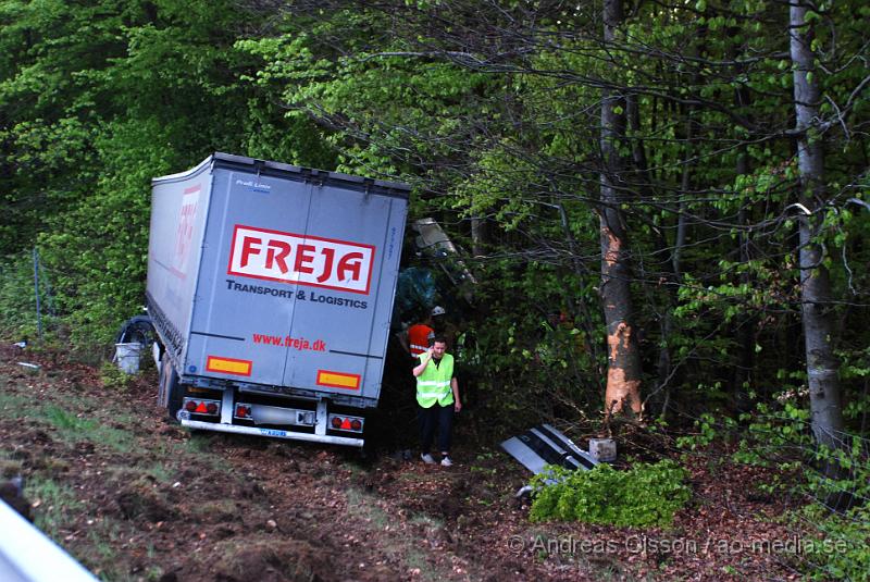 DSC_0017.JPG - vid 21:30 larmades räddningstjänsten,polisen och ambulansen till en lastbilsolycka på E6an i Ängelholm. Lastbilen hade kört av vägen och genom ett vägräcke och ner i diket in bland massa träd. Personskadorna är ännu okända. Till platsen larmades även en stor styrka av bärgare.