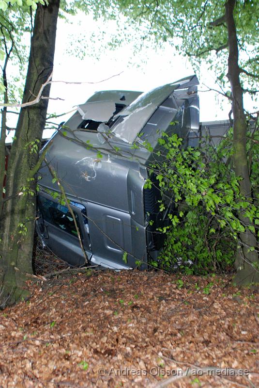 DSC_0028.JPG - vid 21:30 larmades räddningstjänsten,polisen och ambulansen till en lastbilsolycka på E6an i Ängelholm. Lastbilen hade kört av vägen och genom ett vägräcke och ner i diket in bland massa träd. Personskadorna är ännu okända. Till platsen larmades även en stor styrka av bärgare.