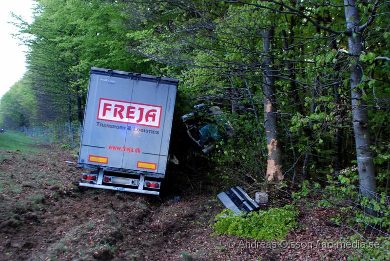 DSC_0033.JPG - vid 21:30 larmades räddningstjänsten,polisen och ambulansen till en lastbilsolycka på E6an i Ängelholm. Lastbilen hade kört av vägen och genom ett vägräcke och ner i diket in bland massa träd. Personskadorna är ännu okända. Till platsen larmades även en stor styrka av bärgare.