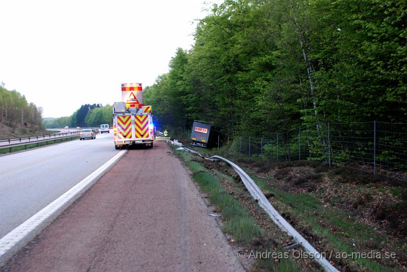 DSC_0036.JPG - vid 21:30 larmades räddningstjänsten,polisen och ambulansen till en lastbilsolycka på E6an i Ängelholm. Lastbilen hade kört av vägen och genom ett vägräcke och ner i diket in bland massa träd. Personskadorna är ännu okända. Till platsen larmades även en stor styrka av bärgare.