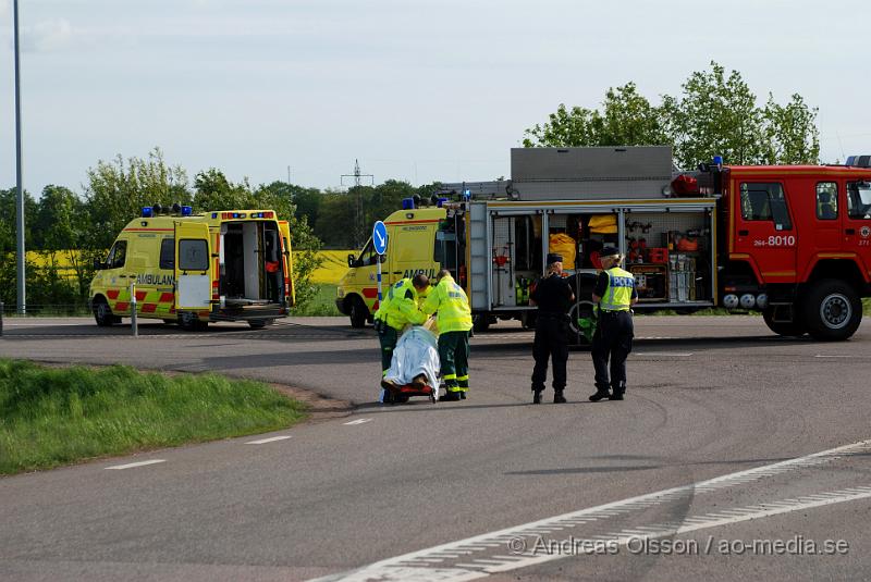 DSC_0026.JPG - Vid 17:08 larmades räddningstjänsten, Ambulans och polis till en trafikolycka vid väg 110/107 efter hyllinge där två personbilar krockat, 3 barn och 3 vuxna fördes med ambulans till sjukhuset, skadorna är dock oklara. Vägen var delvis helt blockerad under räddningsarbetet.