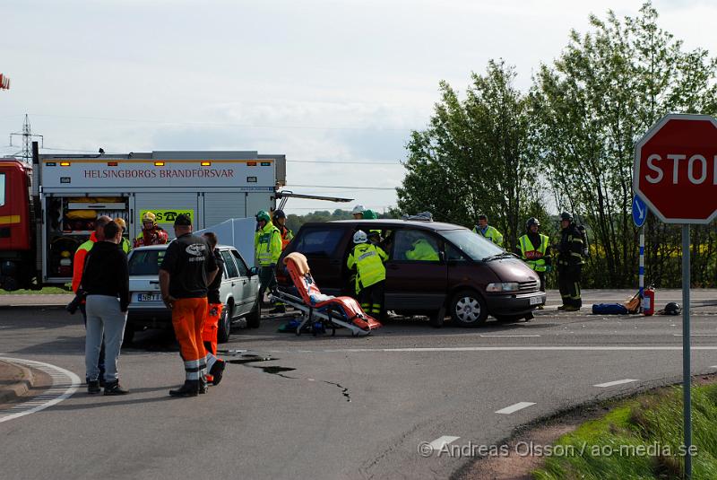 DSC_0029.JPG - Vid 17:08 larmades räddningstjänsten, Ambulans och polis till en trafikolycka vid väg 110/107 efter hyllinge där två personbilar krockat, 3 barn och 3 vuxna fördes med ambulans till sjukhuset, skadorna är dock oklara. Vägen var delvis helt blockerad under räddningsarbetet.