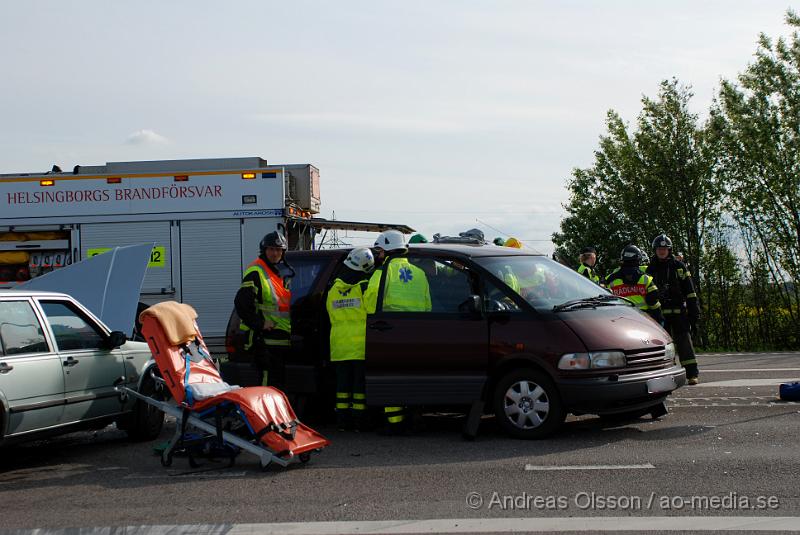 DSC_0030.JPG - Vid 17:08 larmades räddningstjänsten, Ambulans och polis till en trafikolycka vid väg 110/107 efter hyllinge där två personbilar krockat, 3 barn och 3 vuxna fördes med ambulans till sjukhuset, skadorna är dock oklara. Vägen var delvis helt blockerad under räddningsarbetet.