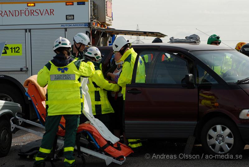 DSC_0033.JPG - Vid 17:08 larmades räddningstjänsten, Ambulans och polis till en trafikolycka vid väg 110/107 efter hyllinge där två personbilar krockat, 3 barn och 3 vuxna fördes med ambulans till sjukhuset, skadorna är dock oklara. Vägen var delvis helt blockerad under räddningsarbetet.