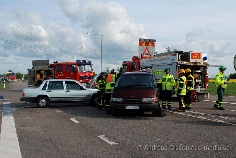 DSC_0036.JPG - Vid 17:08 larmades räddningstjänsten, Ambulans och polis till en trafikolycka vid väg 110/107 efter hyllinge där två personbilar krockat, 3 barn och 3 vuxna fördes med ambulans till sjukhuset, skadorna är dock oklara. Vägen var delvis helt blockerad under räddningsarbetet.