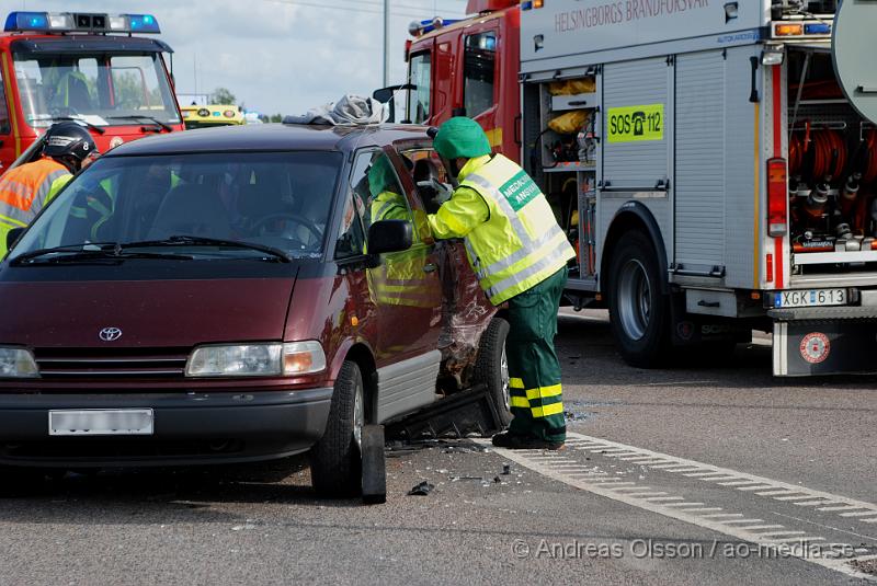 DSC_0038.JPG - Vid 17:08 larmades räddningstjänsten, Ambulans och polis till en trafikolycka vid väg 110/107 efter hyllinge där två personbilar krockat, 3 barn och 3 vuxna fördes med ambulans till sjukhuset, skadorna är dock oklara. Vägen var delvis helt blockerad under räddningsarbetet.