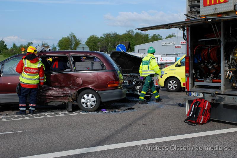 DSC_0040.JPG - Vid 17:08 larmades räddningstjänsten, Ambulans och polis till en trafikolycka vid väg 110/107 efter hyllinge där två personbilar krockat, 3 barn och 3 vuxna fördes med ambulans till sjukhuset, skadorna är dock oklara. Vägen var delvis helt blockerad under räddningsarbetet.