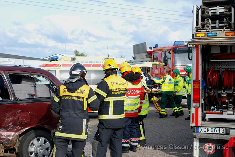 DSC_0045.JPG - Vid 17:08 larmades räddningstjänsten, Ambulans och polis till en trafikolycka vid väg 110/107 efter hyllinge där två personbilar krockat, 3 barn och 3 vuxna fördes med ambulans till sjukhuset, skadorna är dock oklara. Vägen var delvis helt blockerad under räddningsarbetet.