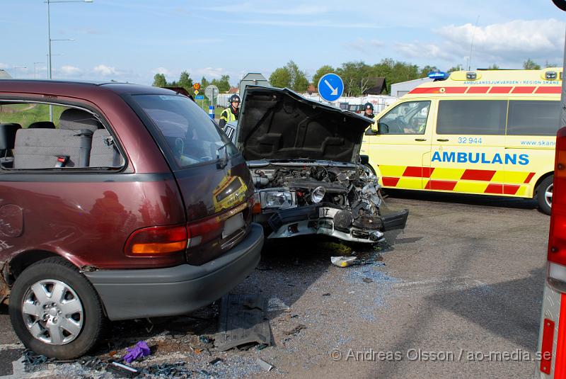 DSC_0049.JPG - Vid 17:08 larmades räddningstjänsten, Ambulans och polis till en trafikolycka vid väg 110/107 efter hyllinge där två personbilar krockat, 3 barn och 3 vuxna fördes med ambulans till sjukhuset, skadorna är dock oklara. Vägen var delvis helt blockerad under räddningsarbetet.