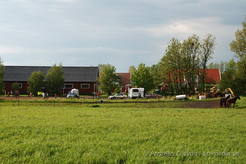 DSC_0002.JPG - Vid 17:30 tiden larmades räddningstjänsten till en brand i ett stall vid starby. Branden utbröt mitt under en ridlektion. Personalen fick evakuera ett X antal hästar.  Elden var snabbt släckt och inga personer ska ha kommit till skada! Orsaken  till branden tros vara pga ett blixtnedslag.