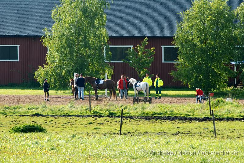 DSC_0255.JPG - Vid 17:30 tiden larmades räddningstjänsten till en brand i ett stall vid starby. Branden utbröt mitt under en ridlektion. Personalen fick evakuera ett X antal hästar.  Elden var snabbt släckt och inga personer ska ha kommit till skada! Orsaken  till branden tros vara pga ett blixtnedslag.