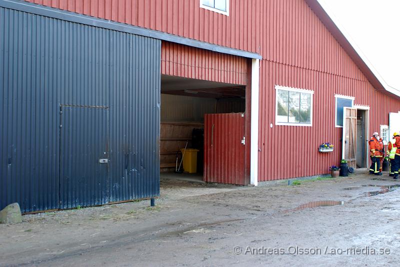 DSC_0259.JPG - Vid 17:30 tiden larmades räddningstjänsten till en brand i ett stall vid starby. Branden utbröt mitt under en ridlektion. Personalen fick evakuera ett X antal hästar.  Elden var snabbt släckt och inga personer ska ha kommit till skada! Orsaken  till branden tros vara pga ett blixtnedslag.