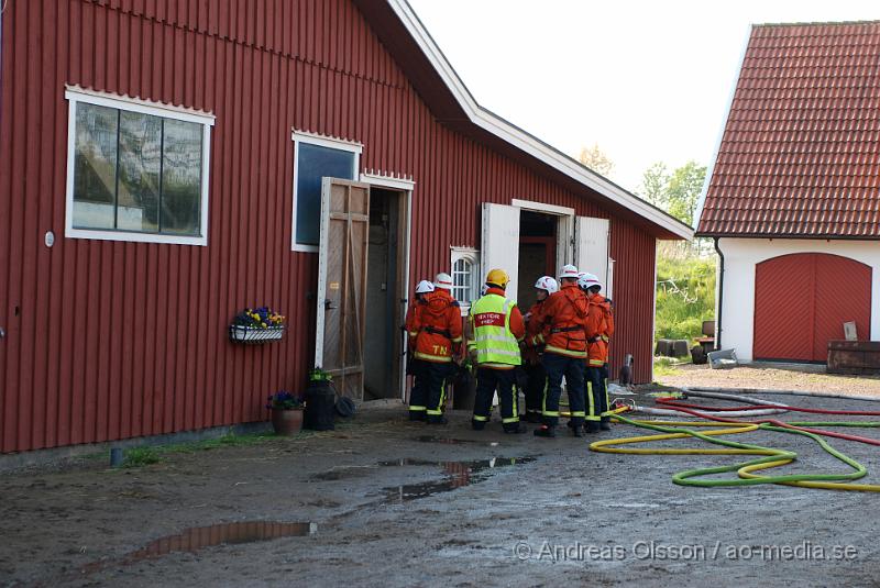 DSC_0260.JPG - Vid 17:30 tiden larmades räddningstjänsten till en brand i ett stall vid starby. Branden utbröt mitt under en ridlektion. Personalen fick evakuera ett X antal hästar.  Elden var snabbt släckt och inga personer ska ha kommit till skada! Orsaken  till branden tros vara pga ett blixtnedslag.