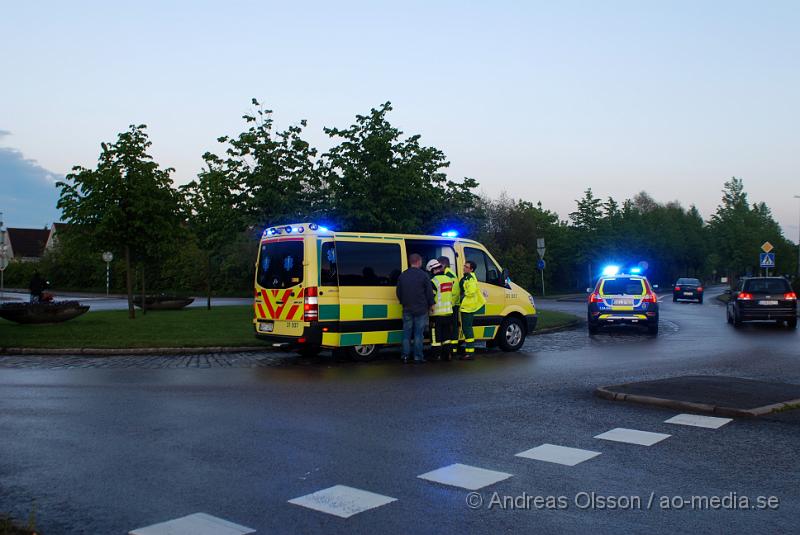 DSC_0001.JPG - Vid 21 tiden larmades räddningstjänst,ambulans och polis till en mindre olycka i Åstorp där en moped vält i rondellen vid Lidl. Föraren fick följa med Ambulansen till sjukhus då denna klagade på smärtor i knäet.