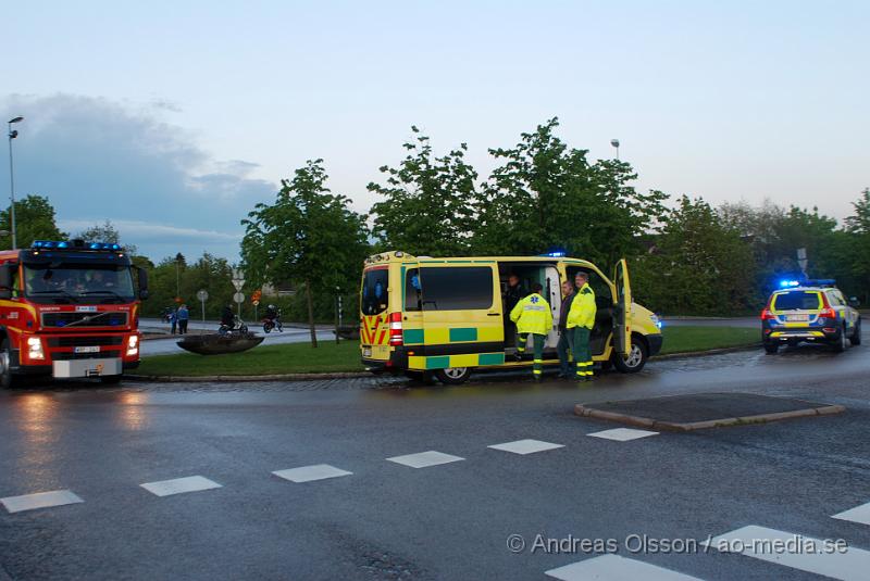 DSC_0003.JPG - Vid 21 tiden larmades räddningstjänst,ambulans och polis till en mindre olycka i Åstorp där en moped vält i rondellen vid Lidl. Föraren fick följa med Ambulansen till sjukhus då denna klagade på smärtor i knäet.