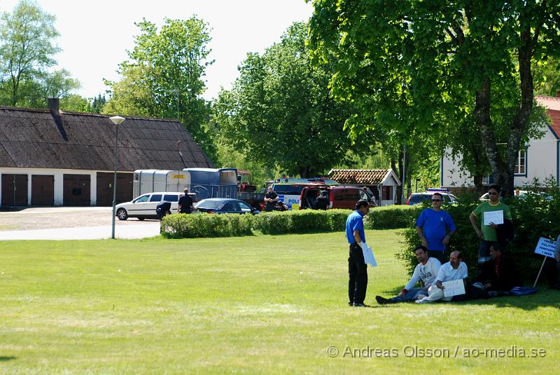 DSC_0002.JPG - Vid 11:20 tiden larmades Räddningstjänsten, ambulans och polis till Migrationsverket i Ljungaskog där det gått ett automatiskt brandlarm. Väl framme på plats konstaterade man att det inte rörde sig om någon brand utan en utvisnings hotad man som tagit två personer som gisslan och man kallade då dit en större Polisstyrka med bland annat insatsstyrkan från Malmö. En av gisslorna blev skadad i buken med någon form av stickvapen, och fördes med ambulans till sjukhuset när polisen fick ut honom.  Där va även en mindre demonstration på platsen om dem utvisningshotade männen, som var tillståndsgiven.