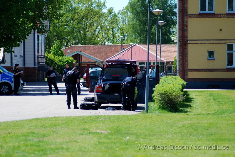 DSC_0007.JPG - Vid 11:20 tiden larmades Räddningstjänsten, ambulans och polis till Migrationsverket i Ljungaskog där det gått ett automatiskt brandlarm. Väl framme på plats konstaterade man att det inte rörde sig om någon brand utan en utvisnings hotad man som tagit två personer som gisslan och man kallade då dit en större Polisstyrka med bland annat insatsstyrkan från Malmö. En av gisslorna blev skadad i buken med någon form av stickvapen, och fördes med ambulans till sjukhuset när polisen fick ut honom.  Där va även en mindre demonstration på platsen om dem utvisningshotade männen, som var tillståndsgiven.