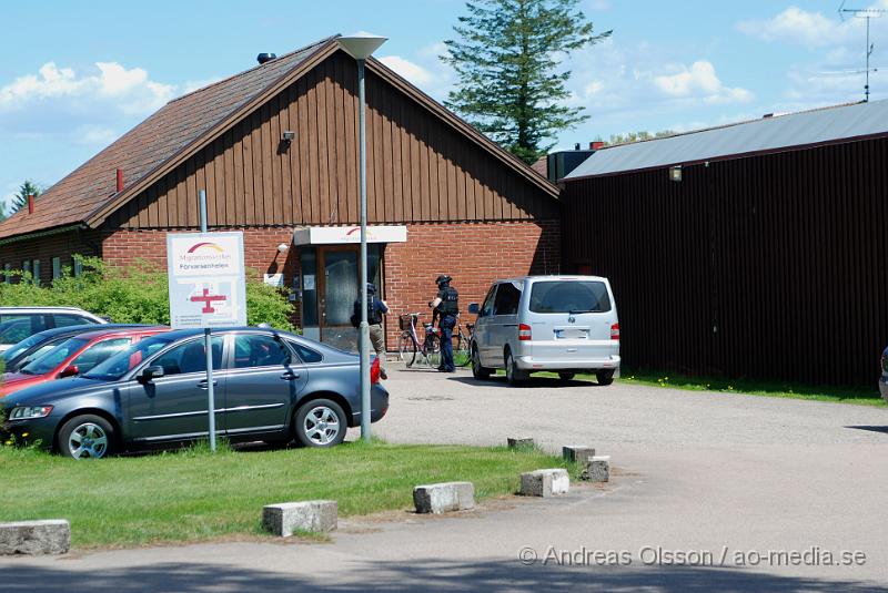 DSC_0008.JPG - Vid 11:20 tiden larmades Räddningstjänsten, ambulans och polis till Migrationsverket i Ljungaskog där det gått ett automatiskt brandlarm. Väl framme på plats konstaterade man att det inte rörde sig om någon brand utan en utvisnings hotad man som tagit två personer som gisslan och man kallade då dit en större Polisstyrka med bland annat insatsstyrkan från Malmö. En av gisslorna blev skadad i buken med någon form av stickvapen, och fördes med ambulans till sjukhuset när polisen fick ut honom.  Där va även en mindre demonstration på platsen om dem utvisningshotade männen, som var tillståndsgiven.