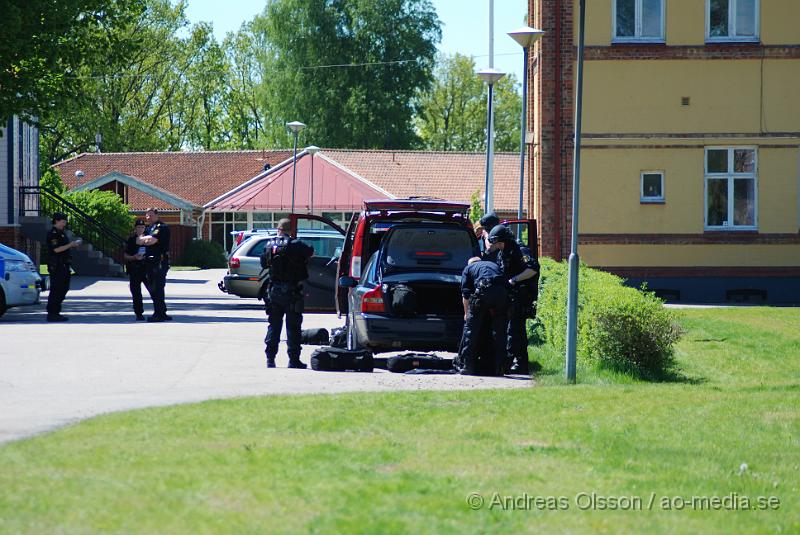 DSC_0009.JPG - Vid 11:20 tiden larmades Räddningstjänsten, ambulans och polis till Migrationsverket i Ljungaskog där det gått ett automatiskt brandlarm. Väl framme på plats konstaterade man att det inte rörde sig om någon brand utan en utvisnings hotad man som tagit två personer som gisslan och man kallade då dit en större Polisstyrka med bland annat insatsstyrkan från Malmö. En av gisslorna blev skadad i buken med någon form av stickvapen, och fördes med ambulans till sjukhuset när polisen fick ut honom.  Där va även en mindre demonstration på platsen om dem utvisningshotade männen, som var tillståndsgiven.