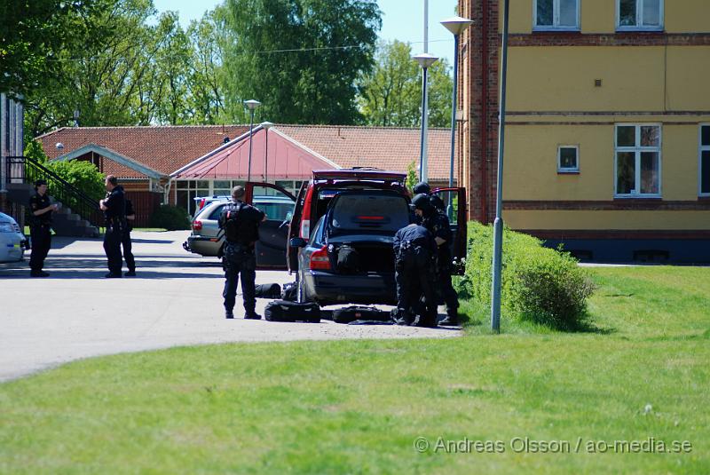 DSC_0010.JPG - Vid 11:20 tiden larmades Räddningstjänsten, ambulans och polis till Migrationsverket i Ljungaskog där det gått ett automatiskt brandlarm. Väl framme på plats konstaterade man att det inte rörde sig om någon brand utan en utvisnings hotad man som tagit två personer som gisslan och man kallade då dit en större Polisstyrka med bland annat insatsstyrkan från Malmö. En av gisslorna blev skadad i buken med någon form av stickvapen, och fördes med ambulans till sjukhuset när polisen fick ut honom.  Där va även en mindre demonstration på platsen om dem utvisningshotade männen, som var tillståndsgiven.