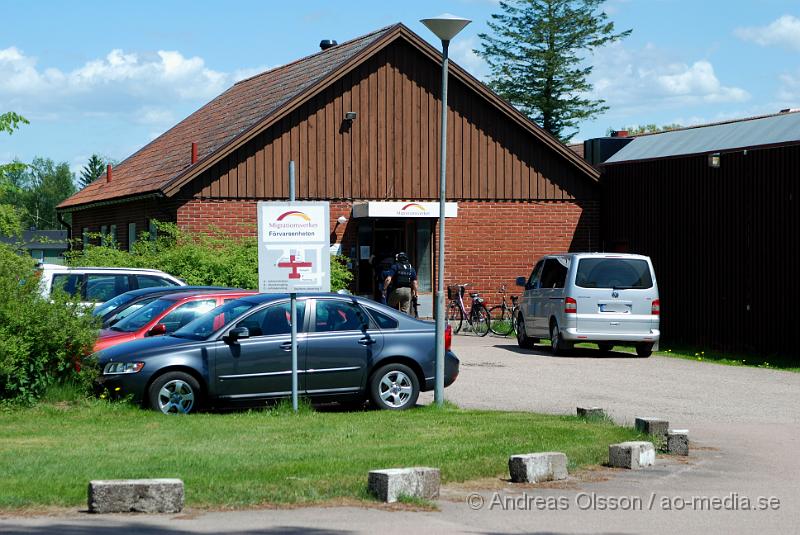 DSC_0011.JPG - Vid 11:20 tiden larmades Räddningstjänsten, ambulans och polis till Migrationsverket i Ljungaskog där det gått ett automatiskt brandlarm. Väl framme på plats konstaterade man att det inte rörde sig om någon brand utan en utvisnings hotad man som tagit två personer som gisslan och man kallade då dit en större Polisstyrka med bland annat insatsstyrkan från Malmö. En av gisslorna blev skadad i buken med någon form av stickvapen, och fördes med ambulans till sjukhuset när polisen fick ut honom.  Där va även en mindre demonstration på platsen om dem utvisningshotade männen, som var tillståndsgiven.