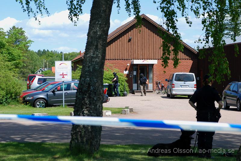 DSC_0015.JPG - Vid 11:20 tiden larmades Räddningstjänsten, ambulans och polis till Migrationsverket i Ljungaskog där det gått ett automatiskt brandlarm. Väl framme på plats konstaterade man att det inte rörde sig om någon brand utan en utvisnings hotad man som tagit två personer som gisslan och man kallade då dit en större Polisstyrka med bland annat insatsstyrkan från Malmö. En av gisslorna blev skadad i buken med någon form av stickvapen, och fördes med ambulans till sjukhuset när polisen fick ut honom.  Där va även en mindre demonstration på platsen om dem utvisningshotade männen, som var tillståndsgiven.