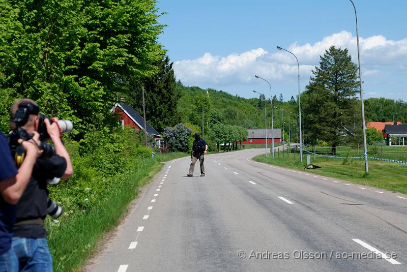 DSC_0018.JPG - Vid 11:20 tiden larmades Räddningstjänsten, ambulans och polis till Migrationsverket i Ljungaskog där det gått ett automatiskt brandlarm. Väl framme på plats konstaterade man att det inte rörde sig om någon brand utan en utvisnings hotad man som tagit två personer som gisslan och man kallade då dit en större Polisstyrka med bland annat insatsstyrkan från Malmö. En av gisslorna blev skadad i buken med någon form av stickvapen, och fördes med ambulans till sjukhuset när polisen fick ut honom.  Där va även en mindre demonstration på platsen om dem utvisningshotade männen, som var tillståndsgiven.