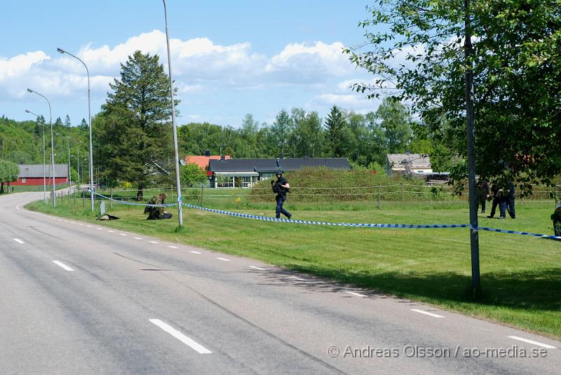 DSC_0024.JPG - Vid 11:20 tiden larmades Räddningstjänsten, ambulans och polis till Migrationsverket i Ljungaskog där det gått ett automatiskt brandlarm. Väl framme på plats konstaterade man att det inte rörde sig om någon brand utan en utvisnings hotad man som tagit två personer som gisslan och man kallade då dit en större Polisstyrka med bland annat insatsstyrkan från Malmö. En av gisslorna blev skadad i buken med någon form av stickvapen, och fördes med ambulans till sjukhuset när polisen fick ut honom.  Där va även en mindre demonstration på platsen om dem utvisningshotade männen, som var tillståndsgiven.