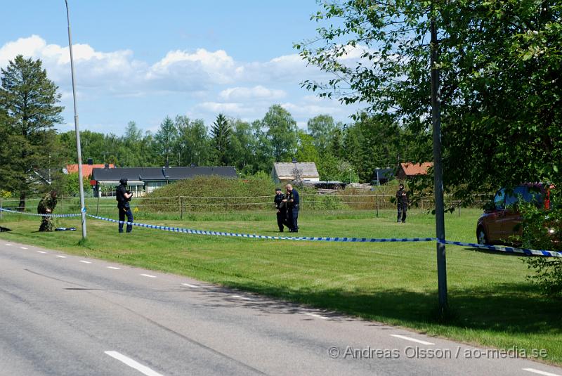 DSC_0026.JPG - Vid 11:20 tiden larmades Räddningstjänsten, ambulans och polis till Migrationsverket i Ljungaskog där det gått ett automatiskt brandlarm. Väl framme på plats konstaterade man att det inte rörde sig om någon brand utan en utvisnings hotad man som tagit två personer som gisslan och man kallade då dit en större Polisstyrka med bland annat insatsstyrkan från Malmö. En av gisslorna blev skadad i buken med någon form av stickvapen, och fördes med ambulans till sjukhuset när polisen fick ut honom.  Där va även en mindre demonstration på platsen om dem utvisningshotade männen, som var tillståndsgiven.