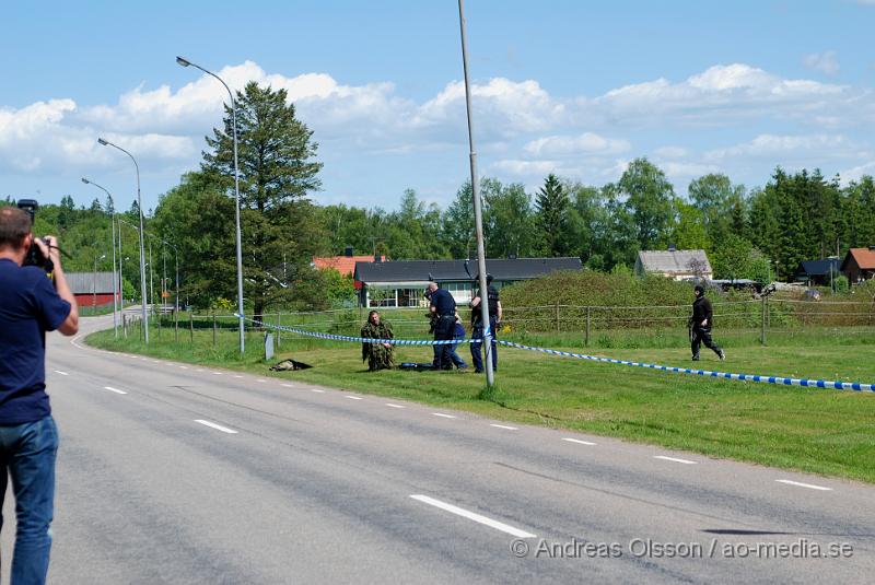 DSC_0027.JPG - Vid 11:20 tiden larmades Räddningstjänsten, ambulans och polis till Migrationsverket i Ljungaskog där det gått ett automatiskt brandlarm. Väl framme på plats konstaterade man att det inte rörde sig om någon brand utan en utvisnings hotad man som tagit två personer som gisslan och man kallade då dit en större Polisstyrka med bland annat insatsstyrkan från Malmö. En av gisslorna blev skadad i buken med någon form av stickvapen, och fördes med ambulans till sjukhuset när polisen fick ut honom.  Där va även en mindre demonstration på platsen om dem utvisningshotade männen, som var tillståndsgiven.