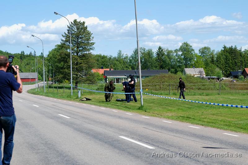 DSC_0029.JPG - Vid 11:20 tiden larmades Räddningstjänsten, ambulans och polis till Migrationsverket i Ljungaskog där det gått ett automatiskt brandlarm. Väl framme på plats konstaterade man att det inte rörde sig om någon brand utan en utvisnings hotad man som tagit två personer som gisslan och man kallade då dit en större Polisstyrka med bland annat insatsstyrkan från Malmö. En av gisslorna blev skadad i buken med någon form av stickvapen, och fördes med ambulans till sjukhuset när polisen fick ut honom.  Där va även en mindre demonstration på platsen om dem utvisningshotade männen, som var tillståndsgiven.