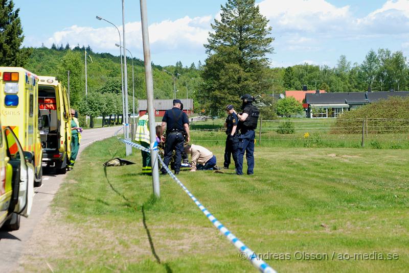 DSC_0035.JPG - Vid 11:20 tiden larmades Räddningstjänsten, ambulans och polis till Migrationsverket i Ljungaskog där det gått ett automatiskt brandlarm. Väl framme på plats konstaterade man att det inte rörde sig om någon brand utan en utvisnings hotad man som tagit två personer som gisslan och man kallade då dit en större Polisstyrka med bland annat insatsstyrkan från Malmö. En av gisslorna blev skadad i buken med någon form av stickvapen, och fördes med ambulans till sjukhuset när polisen fick ut honom.  Där va även en mindre demonstration på platsen om dem utvisningshotade männen, som var tillståndsgiven.