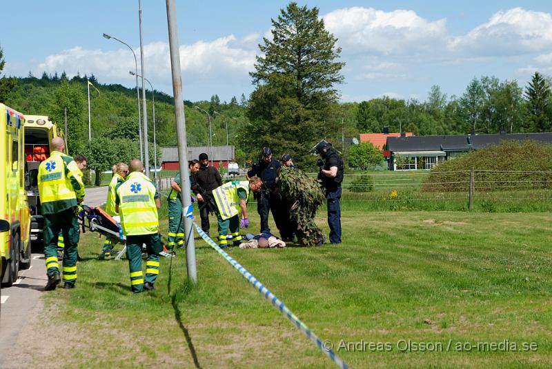 DSC_0038.JPG - Vid 11:20 tiden larmades Räddningstjänsten, ambulans och polis till Migrationsverket i Ljungaskog där det gått ett automatiskt brandlarm. Väl framme på plats konstaterade man att det inte rörde sig om någon brand utan en utvisnings hotad man som tagit två personer som gisslan och man kallade då dit en större Polisstyrka med bland annat insatsstyrkan från Malmö. En av gisslorna blev skadad i buken med någon form av stickvapen, och fördes med ambulans till sjukhuset när polisen fick ut honom.  Där va även en mindre demonstration på platsen om dem utvisningshotade männen, som var tillståndsgiven.