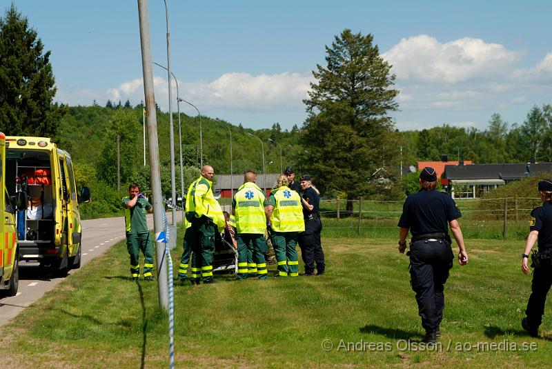 DSC_0042.JPG - Vid 11:20 tiden larmades Räddningstjänsten, ambulans och polis till Migrationsverket i Ljungaskog där det gått ett automatiskt brandlarm. Väl framme på plats konstaterade man att det inte rörde sig om någon brand utan en utvisnings hotad man som tagit två personer som gisslan och man kallade då dit en större Polisstyrka med bland annat insatsstyrkan från Malmö. En av gisslorna blev skadad i buken med någon form av stickvapen, och fördes med ambulans till sjukhuset när polisen fick ut honom.  Där va även en mindre demonstration på platsen om dem utvisningshotade männen, som var tillståndsgiven.