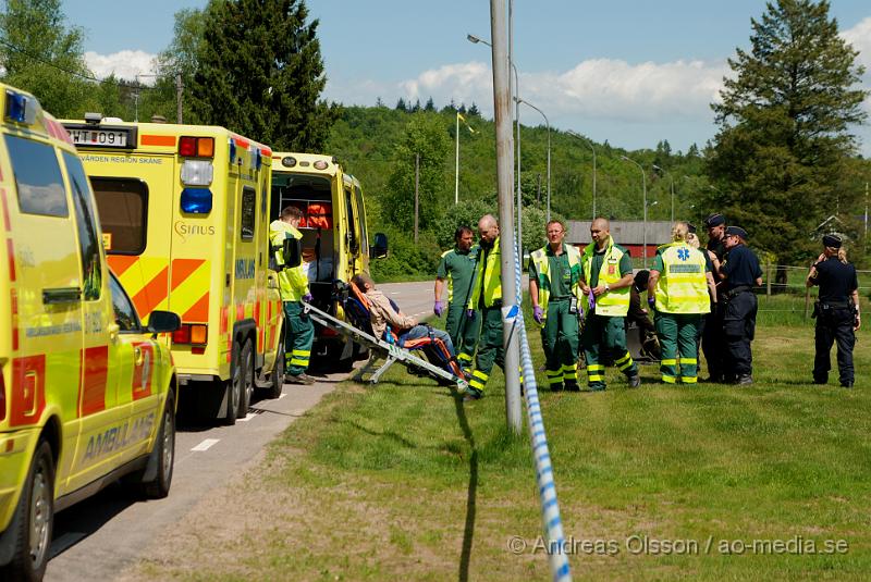 DSC_0043.JPG - Vid 11:20 tiden larmades Räddningstjänsten, ambulans och polis till Migrationsverket i Ljungaskog där det gått ett automatiskt brandlarm. Väl framme på plats konstaterade man att det inte rörde sig om någon brand utan en utvisnings hotad man som tagit två personer som gisslan och man kallade då dit en större Polisstyrka med bland annat insatsstyrkan från Malmö. En av gisslorna blev skadad i buken med någon form av stickvapen, och fördes med ambulans till sjukhuset när polisen fick ut honom.  Där va även en mindre demonstration på platsen om dem utvisningshotade männen, som var tillståndsgiven.