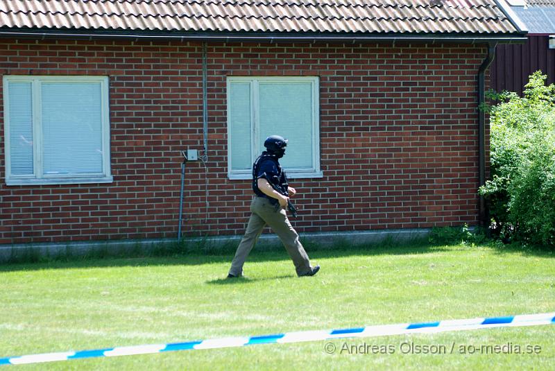 DSC_0047.JPG - Vid 11:20 tiden larmades Räddningstjänsten, ambulans och polis till Migrationsverket i Ljungaskog där det gått ett automatiskt brandlarm. Väl framme på plats konstaterade man att det inte rörde sig om någon brand utan en utvisnings hotad man som tagit två personer som gisslan och man kallade då dit en större Polisstyrka med bland annat insatsstyrkan från Malmö. En av gisslorna blev skadad i buken med någon form av stickvapen, och fördes med ambulans till sjukhuset när polisen fick ut honom.  Där va även en mindre demonstration på platsen om dem utvisningshotade männen, som var tillståndsgiven.