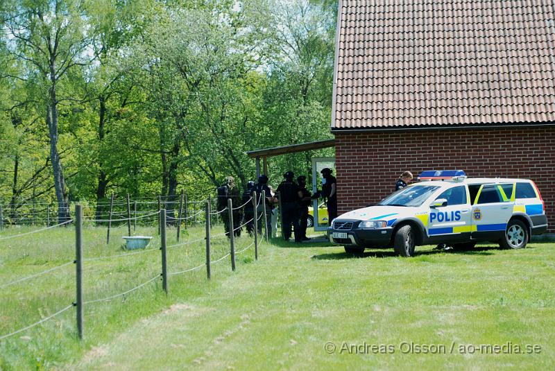 DSC_0059.JPG - Vid 11:20 tiden larmades Räddningstjänsten, ambulans och polis till Migrationsverket i Ljungaskog där det gått ett automatiskt brandlarm. Väl framme på plats konstaterade man att det inte rörde sig om någon brand utan en utvisnings hotad man som tagit två personer som gisslan och man kallade då dit en större Polisstyrka med bland annat insatsstyrkan från Malmö. En av gisslorna blev skadad i buken med någon form av stickvapen, och fördes med ambulans till sjukhuset när polisen fick ut honom.  Där va även en mindre demonstration på platsen om dem utvisningshotade männen, som var tillståndsgiven.