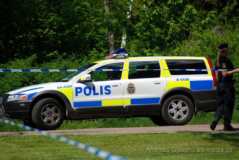 DSC_0071.JPG - Vid 11:20 tiden larmades Räddningstjänsten, ambulans och polis till Migrationsverket i Ljungaskog där det gått ett automatiskt brandlarm. Väl framme på plats konstaterade man att det inte rörde sig om någon brand utan en utvisnings hotad man som tagit två personer som gisslan och man kallade då dit en större Polisstyrka med bland annat insatsstyrkan från Malmö. En av gisslorna blev skadad i buken med någon form av stickvapen, och fördes med ambulans till sjukhuset när polisen fick ut honom.  Där va även en mindre demonstration på platsen om dem utvisningshotade männen, som var tillståndsgiven.