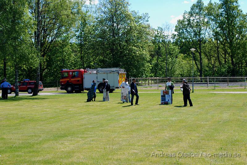 DSC_0166.JPG - Vid 11:20 tiden larmades Räddningstjänsten, ambulans och polis till Migrationsverket i Ljungaskog där det gått ett automatiskt brandlarm. Väl framme på plats konstaterade man att det inte rörde sig om någon brand utan en utvisnings hotad man som tagit två personer som gisslan och man kallade då dit en större Polisstyrka med bland annat insatsstyrkan från Malmö. En av gisslorna blev skadad i buken med någon form av stickvapen, och fördes med ambulans till sjukhuset när polisen fick ut honom.  Där va även en mindre demonstration på platsen om dem utvisningshotade männen, som var tillståndsgiven.