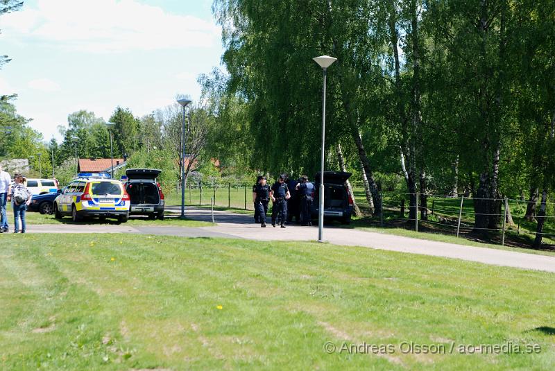 DSC_0168.JPG - Vid 11:20 tiden larmades Räddningstjänsten, ambulans och polis till Migrationsverket i Ljungaskog där det gått ett automatiskt brandlarm. Väl framme på plats konstaterade man att det inte rörde sig om någon brand utan en utvisnings hotad man som tagit två personer som gisslan och man kallade då dit en större Polisstyrka med bland annat insatsstyrkan från Malmö. En av gisslorna blev skadad i buken med någon form av stickvapen, och fördes med ambulans till sjukhuset när polisen fick ut honom.  Där va även en mindre demonstration på platsen om dem utvisningshotade männen, som var tillståndsgiven.