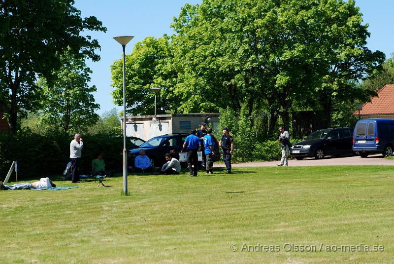 DSC_0179.JPG - Vid 11:20 tiden larmades Räddningstjänsten, ambulans och polis till Migrationsverket i Ljungaskog där det gått ett automatiskt brandlarm. Väl framme på plats konstaterade man att det inte rörde sig om någon brand utan en utvisnings hotad man som tagit två personer som gisslan och man kallade då dit en större Polisstyrka med bland annat insatsstyrkan från Malmö. En av gisslorna blev skadad i buken med någon form av stickvapen, och fördes med ambulans till sjukhuset när polisen fick ut honom.  Där va även en mindre demonstration på platsen om dem utvisningshotade männen, som var tillståndsgiven.