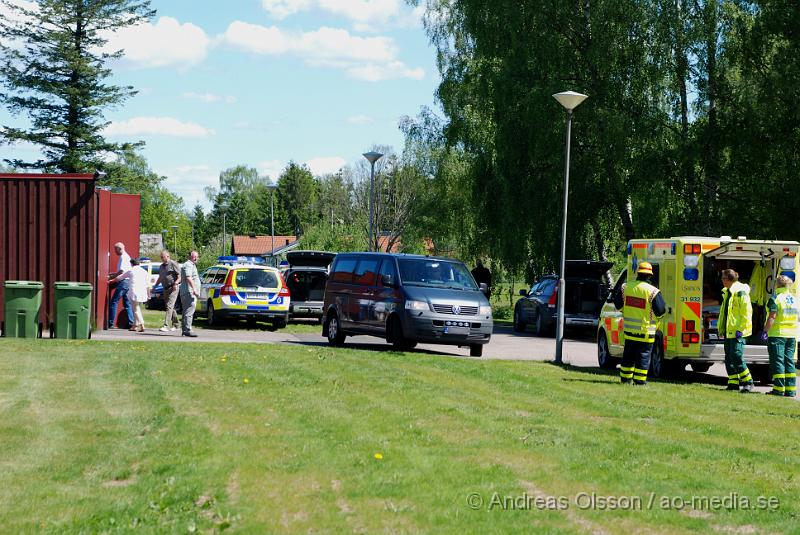 DSC_0182.JPG - Vid 11:20 tiden larmades Räddningstjänsten, ambulans och polis till Migrationsverket i Ljungaskog där det gått ett automatiskt brandlarm. Väl framme på plats konstaterade man att det inte rörde sig om någon brand utan en utvisnings hotad man som tagit två personer som gisslan och man kallade då dit en större Polisstyrka med bland annat insatsstyrkan från Malmö. En av gisslorna blev skadad i buken med någon form av stickvapen, och fördes med ambulans till sjukhuset när polisen fick ut honom.  Där va även en mindre demonstration på platsen om dem utvisningshotade männen, som var tillståndsgiven.