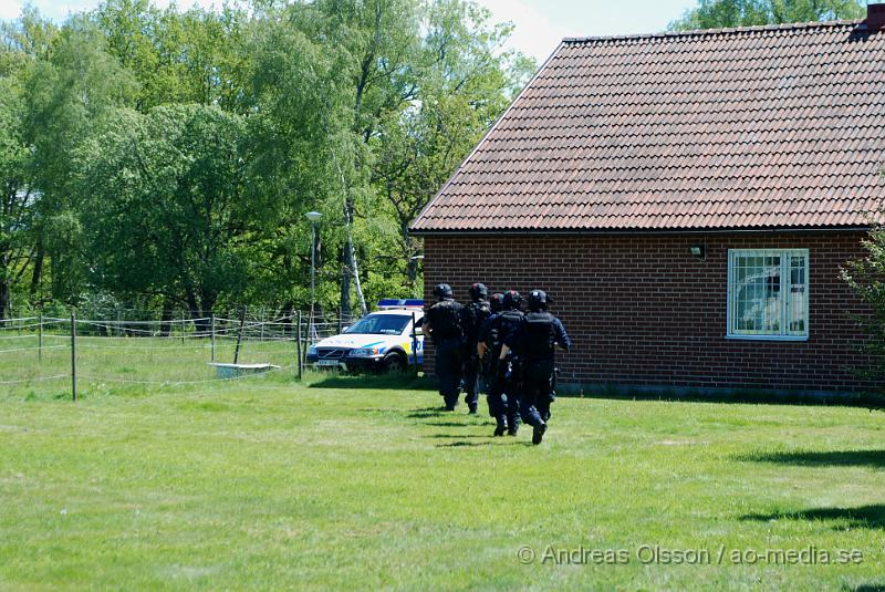 DSC_0191.JPG - Vid 11:20 tiden larmades Räddningstjänsten, ambulans och polis till Migrationsverket i Ljungaskog där det gått ett automatiskt brandlarm. Väl framme på plats konstaterade man att det inte rörde sig om någon brand utan en utvisnings hotad man som tagit två personer som gisslan och man kallade då dit en större Polisstyrka med bland annat insatsstyrkan från Malmö. En av gisslorna blev skadad i buken med någon form av stickvapen, och fördes med ambulans till sjukhuset när polisen fick ut honom.  Där va även en mindre demonstration på platsen om dem utvisningshotade männen, som var tillståndsgiven.