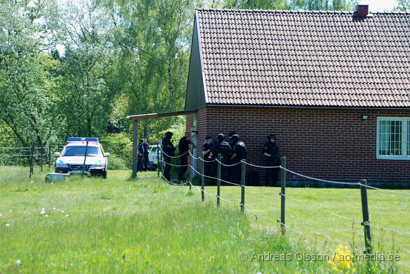 DSC_0192.JPG - Vid 11:20 tiden larmades Räddningstjänsten, ambulans och polis till Migrationsverket i Ljungaskog där det gått ett automatiskt brandlarm. Väl framme på plats konstaterade man att det inte rörde sig om någon brand utan en utvisnings hotad man som tagit två personer som gisslan och man kallade då dit en större Polisstyrka med bland annat insatsstyrkan från Malmö. En av gisslorna blev skadad i buken med någon form av stickvapen, och fördes med ambulans till sjukhuset när polisen fick ut honom.  Där va även en mindre demonstration på platsen om dem utvisningshotade männen, som var tillståndsgiven.