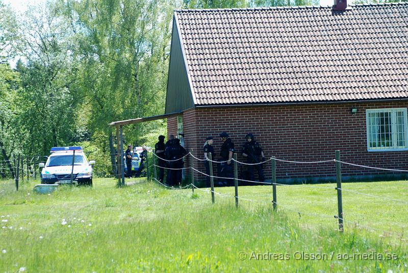 DSC_0197.JPG - Vid 11:20 tiden larmades Räddningstjänsten, ambulans och polis till Migrationsverket i Ljungaskog där det gått ett automatiskt brandlarm. Väl framme på plats konstaterade man att det inte rörde sig om någon brand utan en utvisnings hotad man som tagit två personer som gisslan och man kallade då dit en större Polisstyrka med bland annat insatsstyrkan från Malmö. En av gisslorna blev skadad i buken med någon form av stickvapen, och fördes med ambulans till sjukhuset när polisen fick ut honom.  Där va även en mindre demonstration på platsen om dem utvisningshotade männen, som var tillståndsgiven.