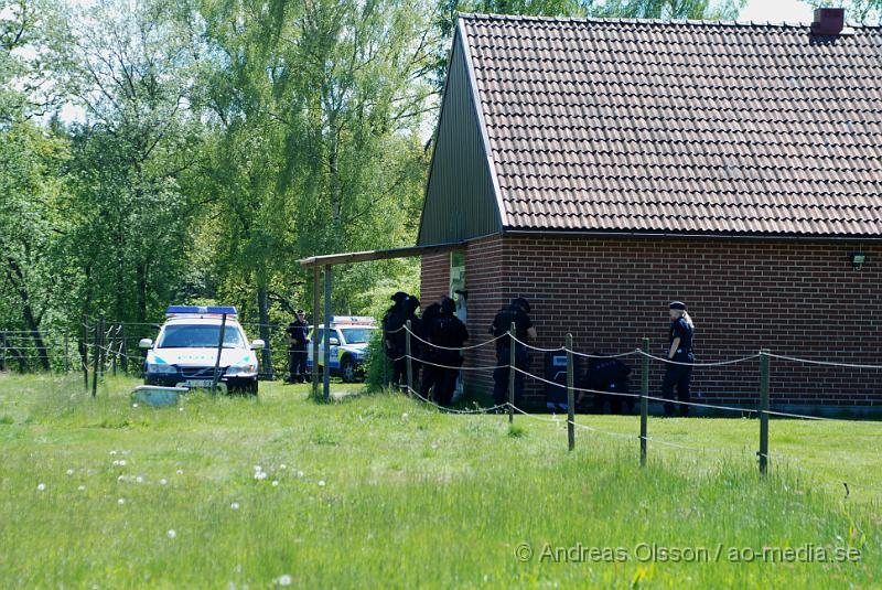 DSC_0201.JPG - Vid 11:20 tiden larmades Räddningstjänsten, ambulans och polis till Migrationsverket i Ljungaskog där det gått ett automatiskt brandlarm. Väl framme på plats konstaterade man att det inte rörde sig om någon brand utan en utvisnings hotad man som tagit två personer som gisslan och man kallade då dit en större Polisstyrka med bland annat insatsstyrkan från Malmö. En av gisslorna blev skadad i buken med någon form av stickvapen, och fördes med ambulans till sjukhuset när polisen fick ut honom.  Där va även en mindre demonstration på platsen om dem utvisningshotade männen, som var tillståndsgiven.